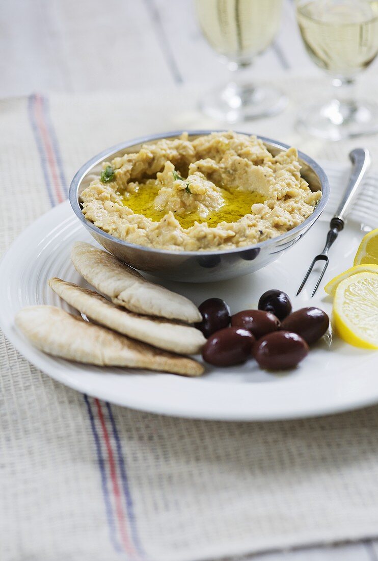 Hummus mit Pitabrot und Oliven