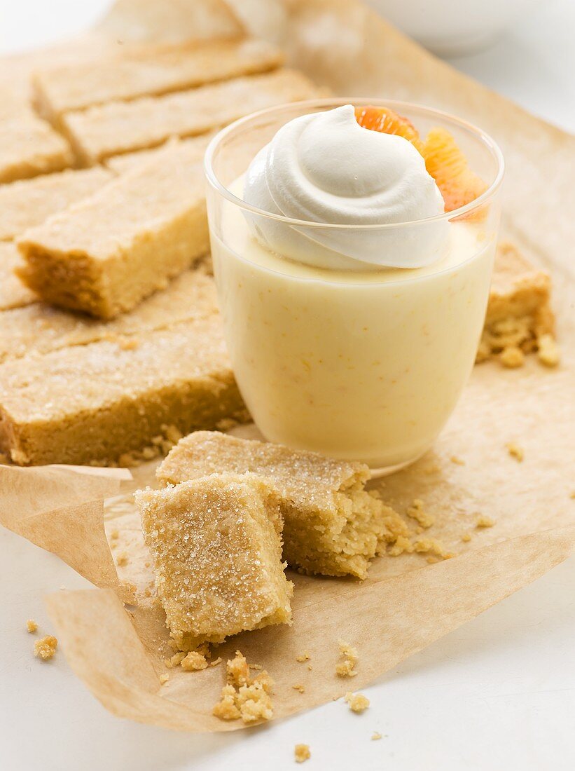 Blutorangen-Posset mit Schlagsahne und Shortbread