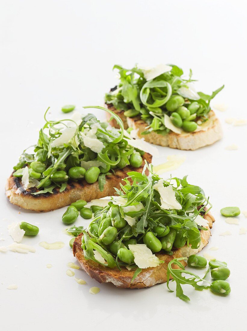 Crostini with green beans, rocket and Parmesan
