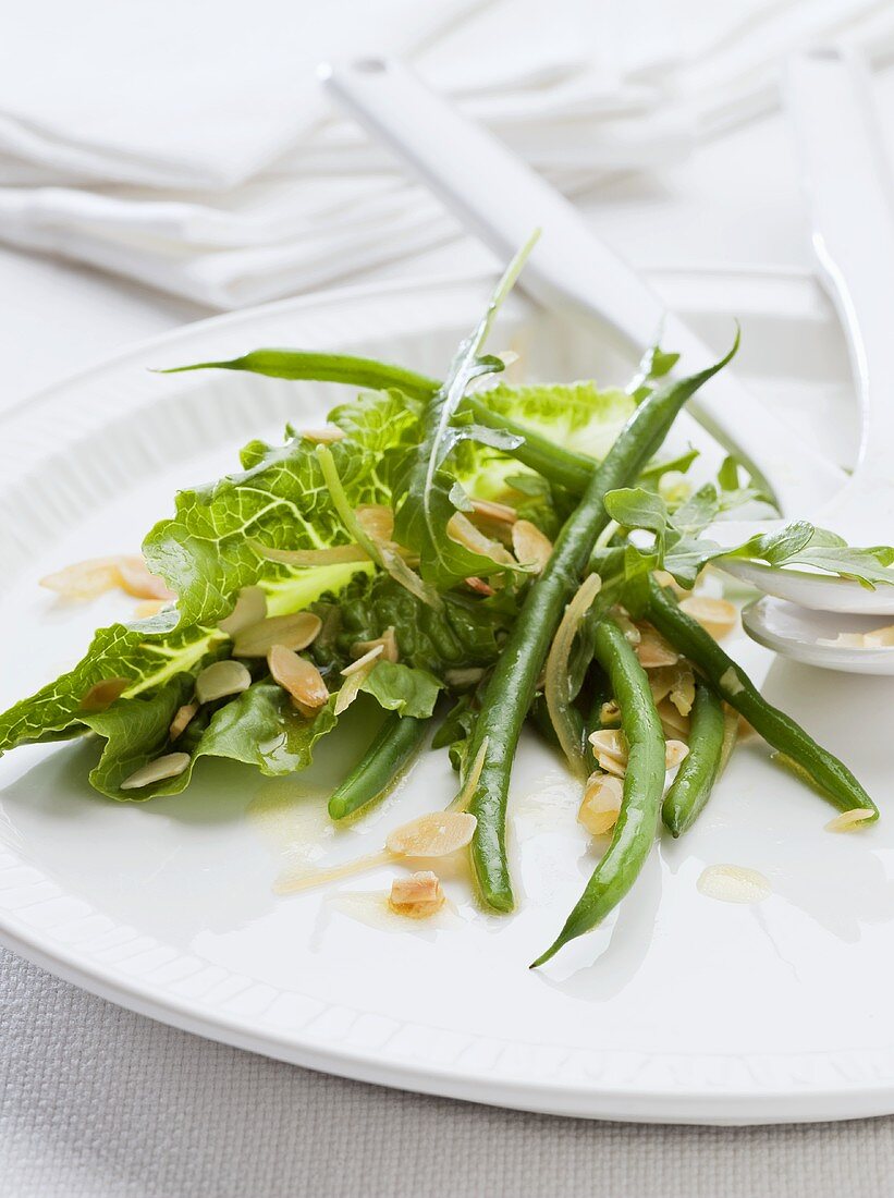 Rucola-Bohnensalat mit Mandeln und Zitronenzesten