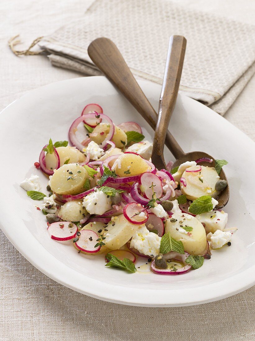 Jersey-Kartoffelsalat mit Radieschen, Feta und Minze