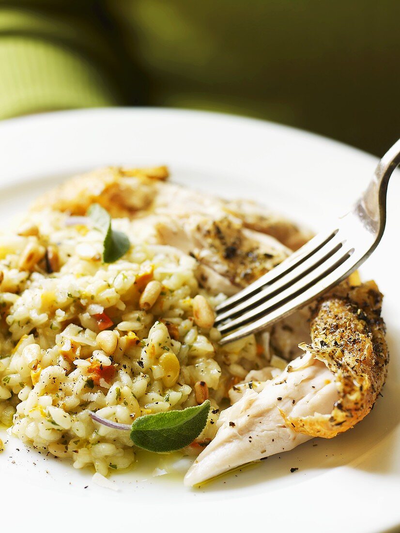 Risotto mit Pinienkernen, Paprika, Salbei und Hähnchen