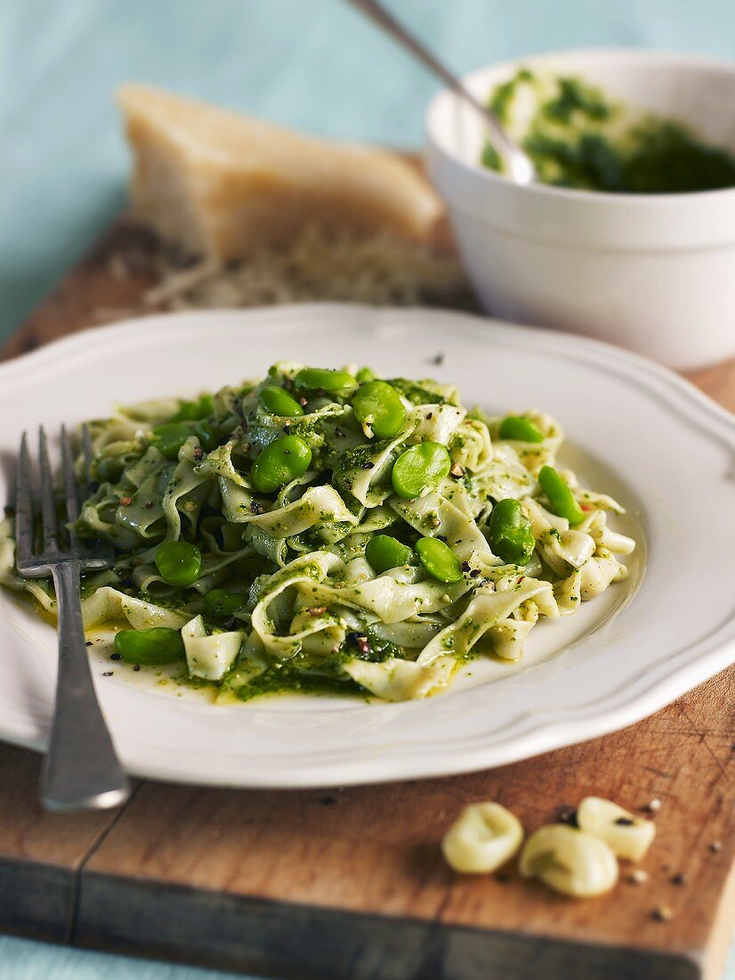 Tagliatelle mit Bohnen und Pesto