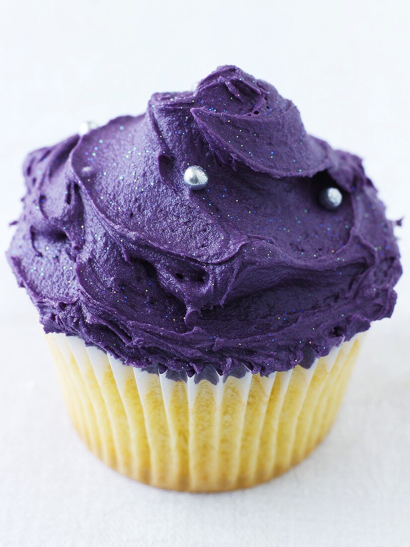 Cupcake mit lilafarbener Zuckercreme