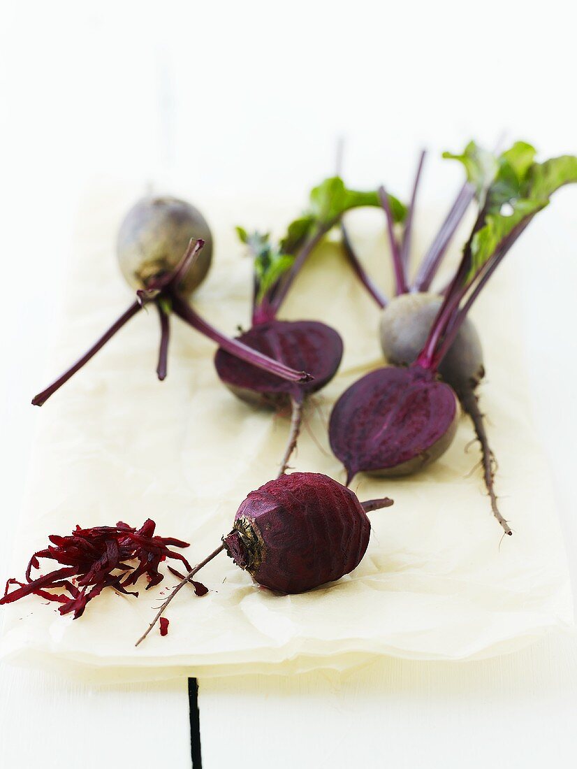 Peeled and unpeeled beetroot on paper