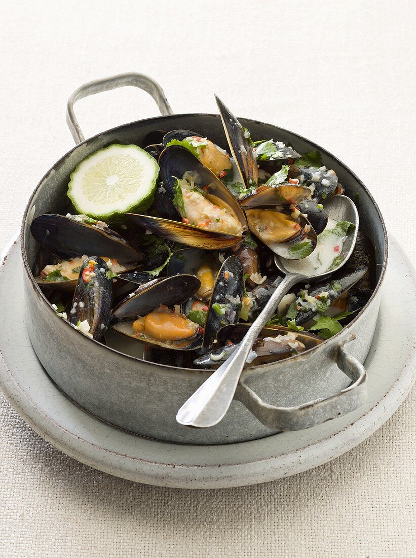 Thai-style mussels with lime