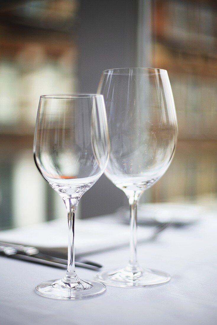 Leere Weingläser auf gedecktem Tisch