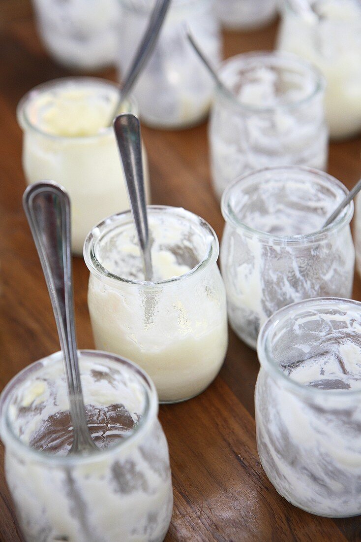 Viele Gläser mit Resten von Joghurt