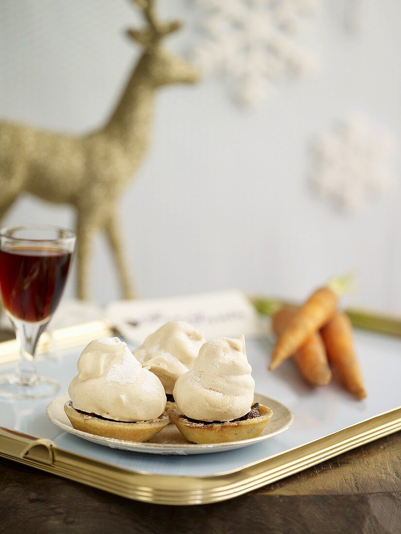 Mince pies with meringue topping