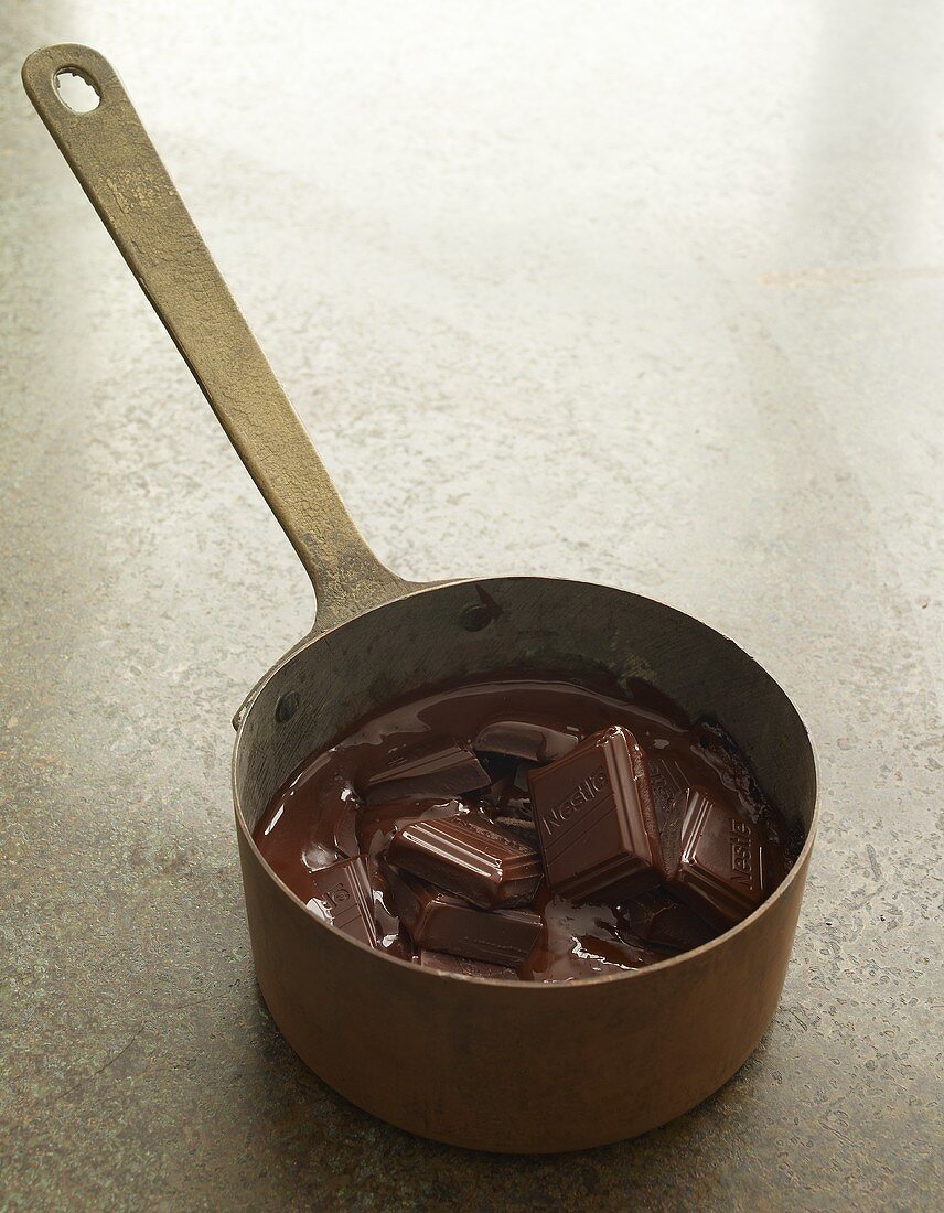 Kasserolle mit geschmolzener Schokolade