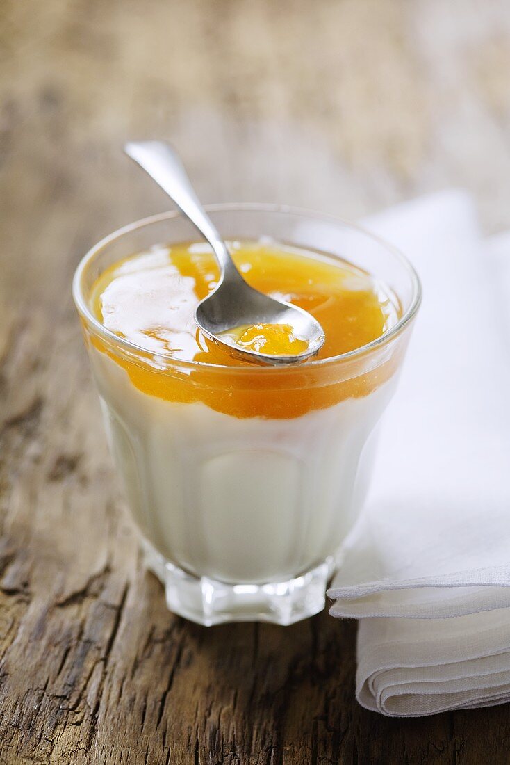 Joghurt mit Aprikosenmarmelade