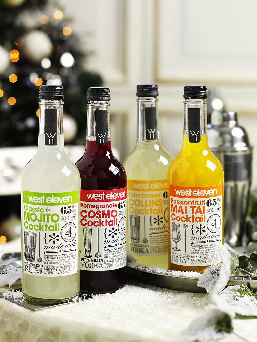 Verschiedene Cocktails (Fertigprodukte) in Flaschen zu Weihnachten