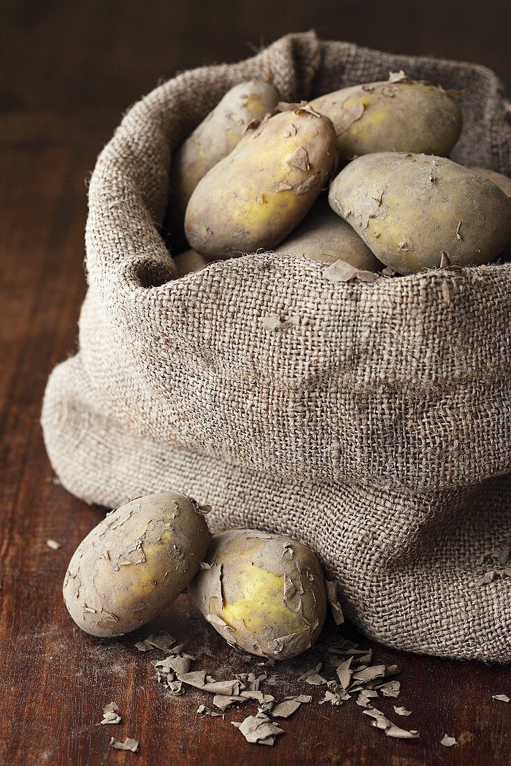 Kartoffeln der Sorte Jersey Royals im Jutesack