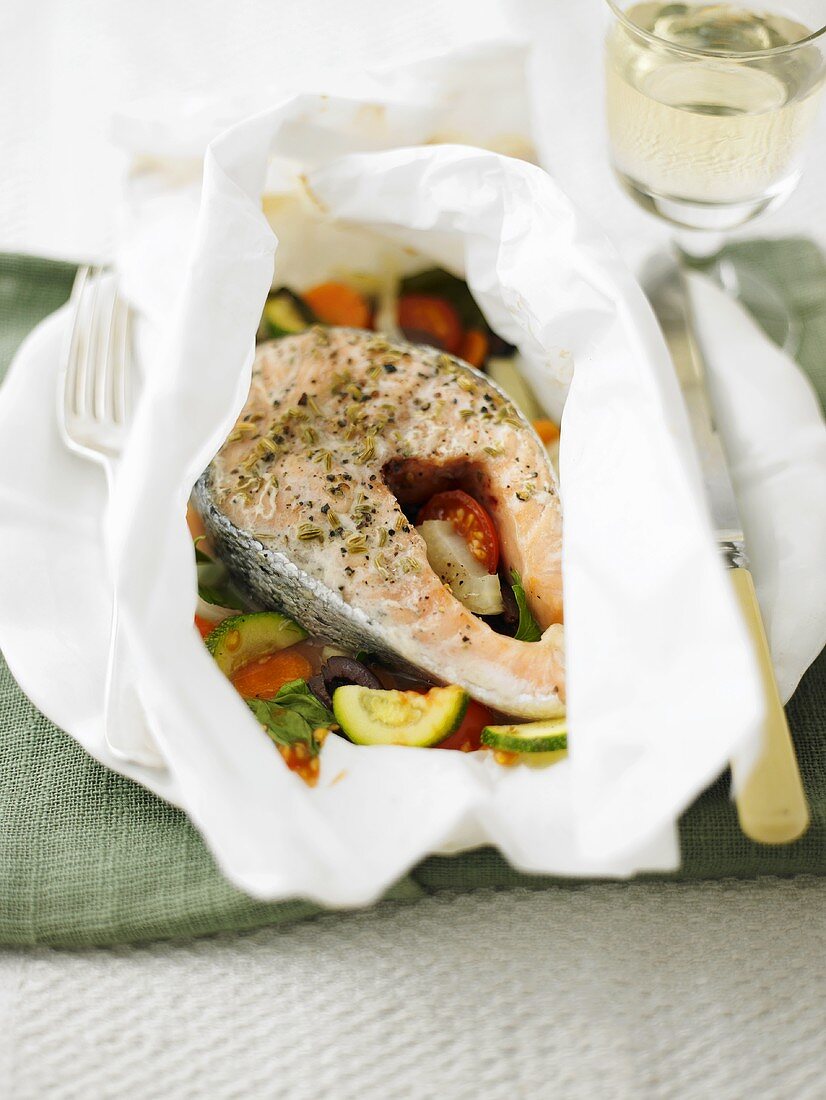 Salmon steak and vegetables en papillote