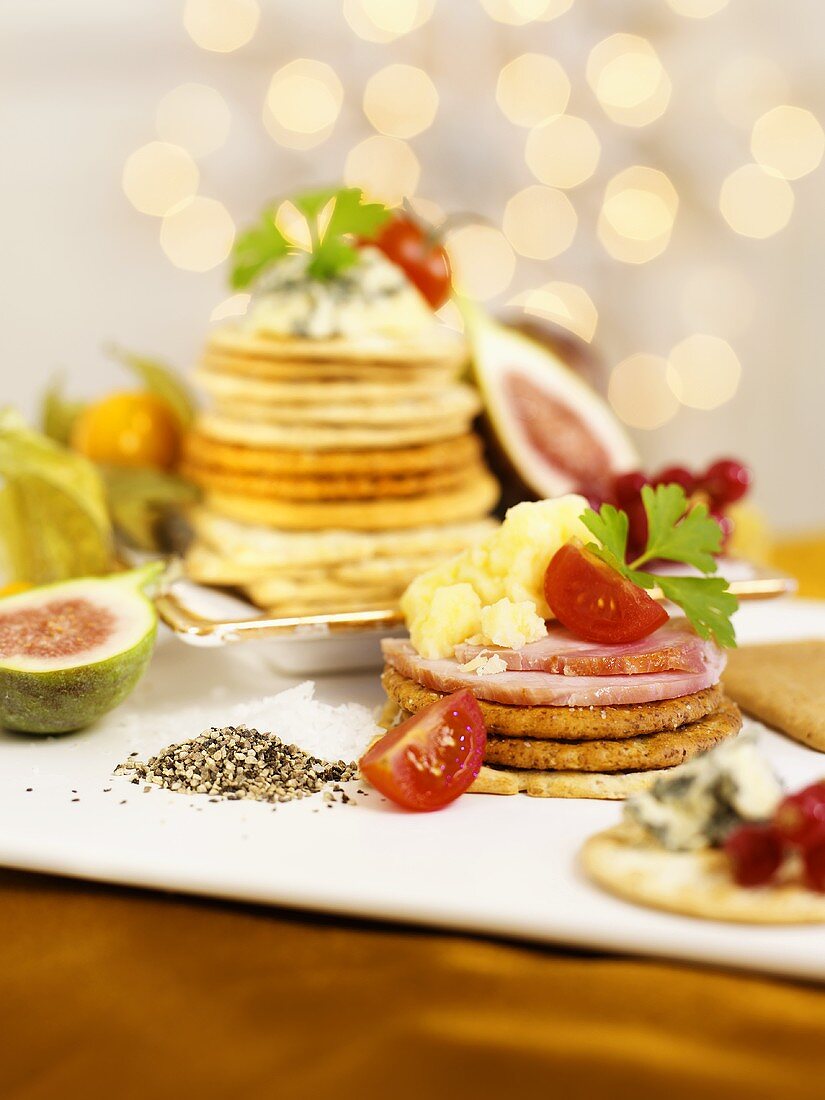 Crackers with cheese, ham, tomatoes and figs (Christmas)