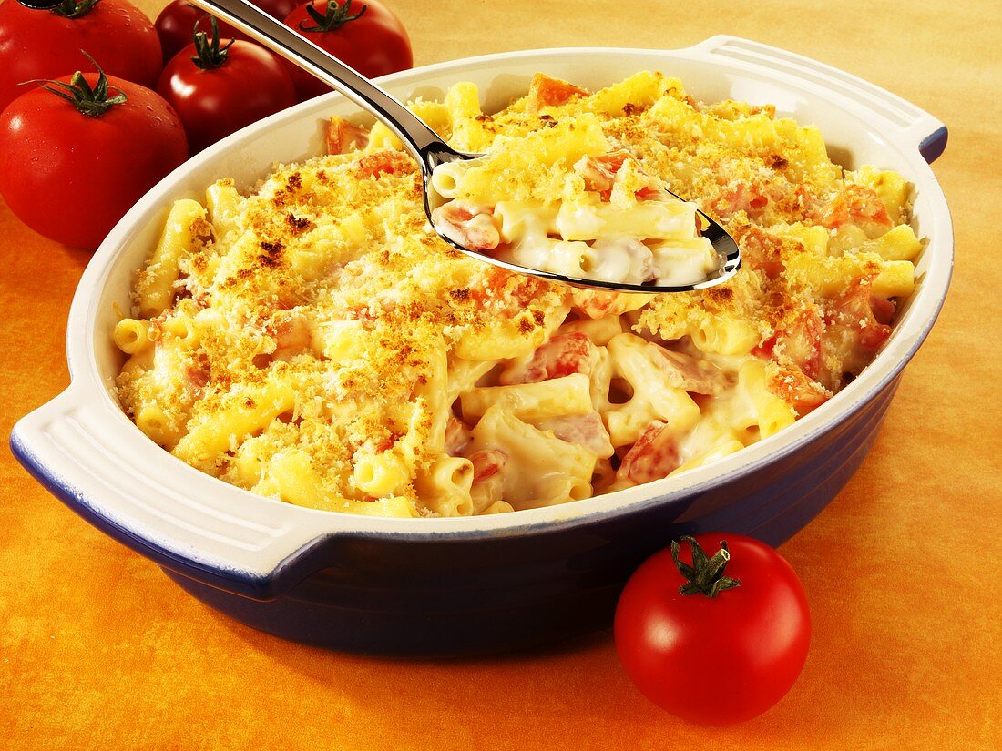 Macaroni and cheese with ham and tomatoes