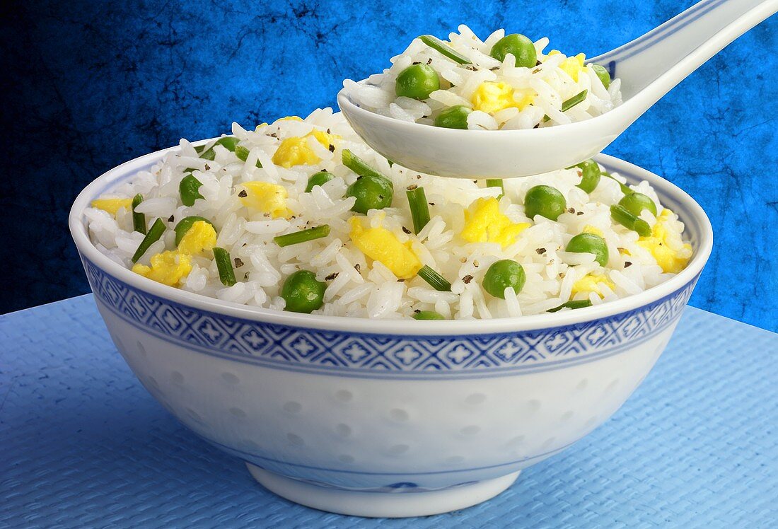 Egg-fried rice with peas (China)
