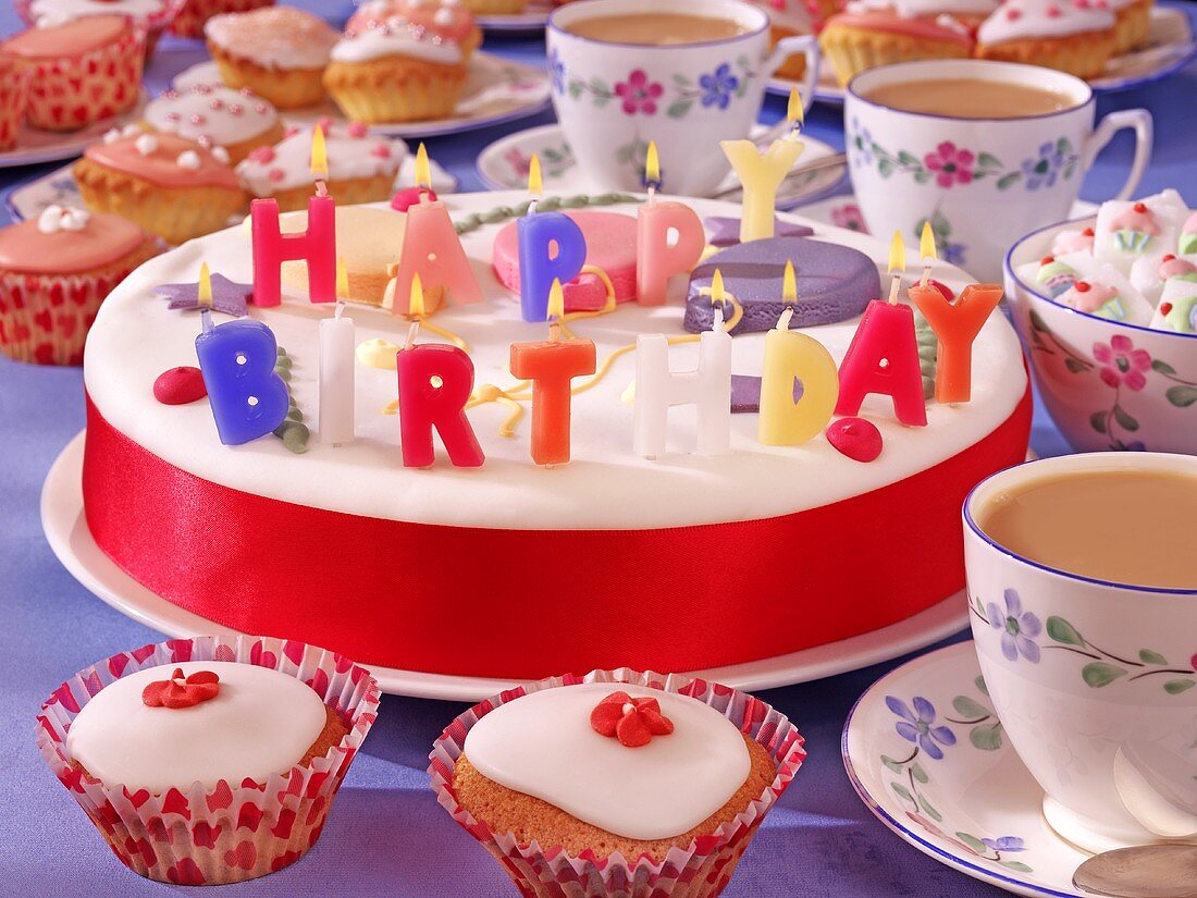 Geburtstagstorte, Cupcakes und Tee