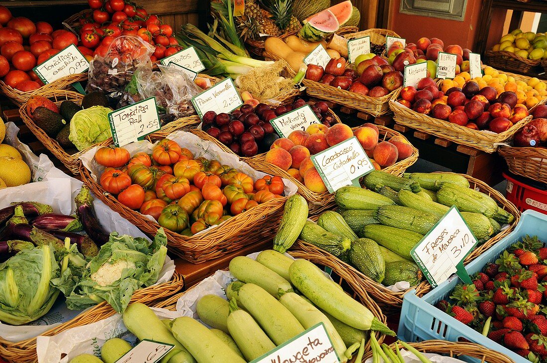 Gemüse und Obst vor einem Gemüseladen