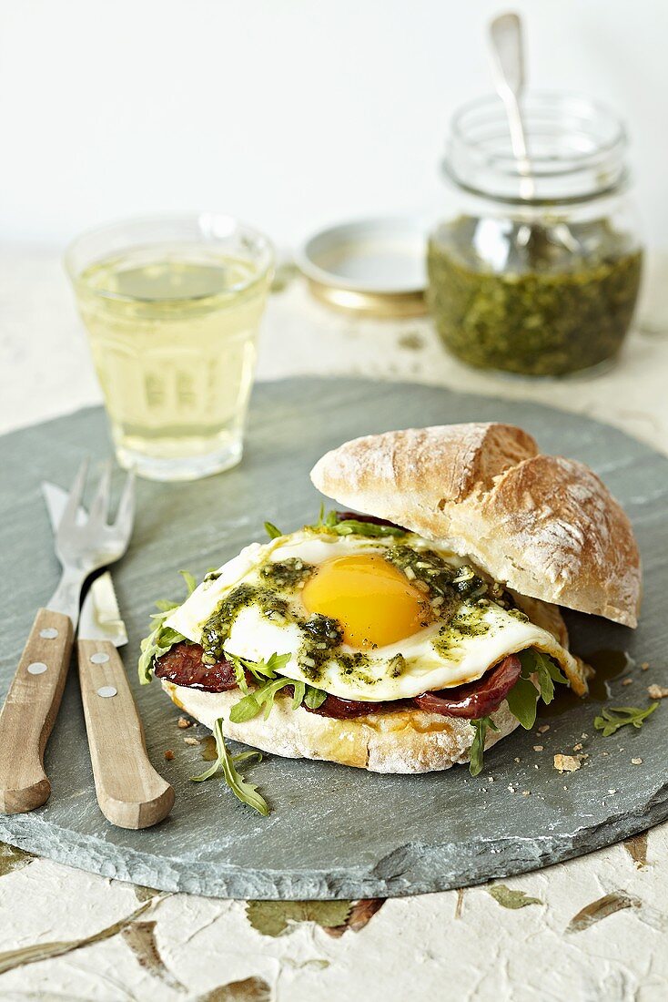 Ciabatta mit Spiegelei und Pesto