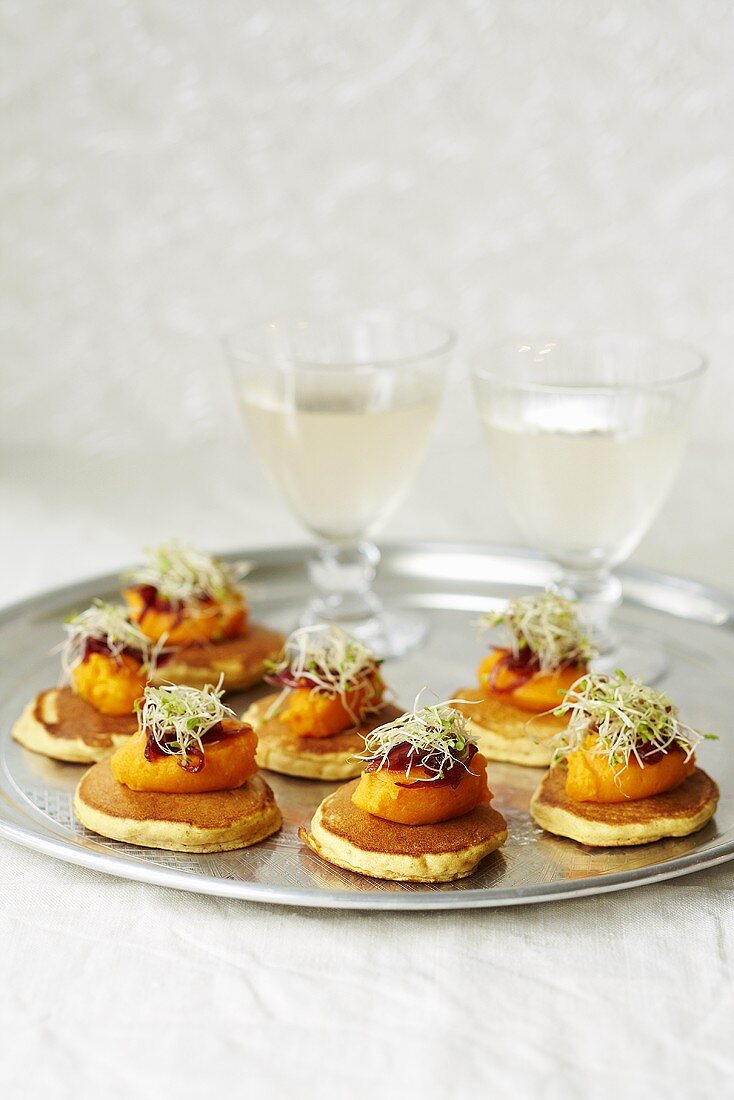 Blinis mit Möhrenbutter und Sprossen