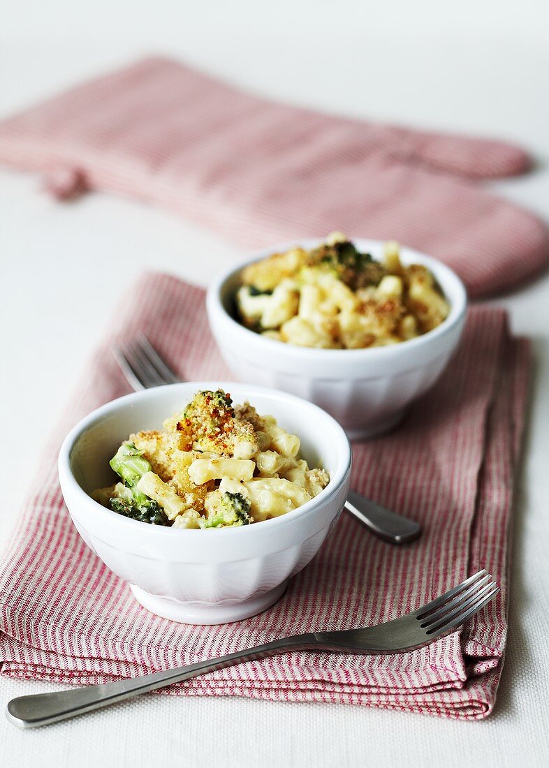 Maccaroni with broccoli and cheese