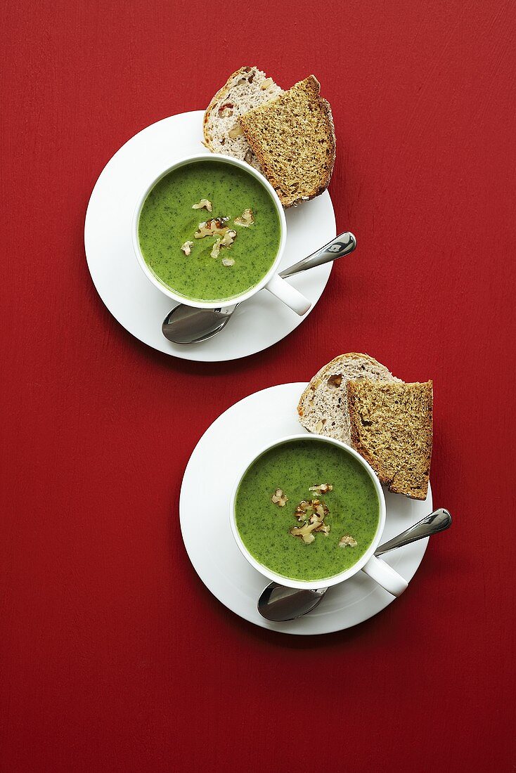 Pea and cress soup with bread