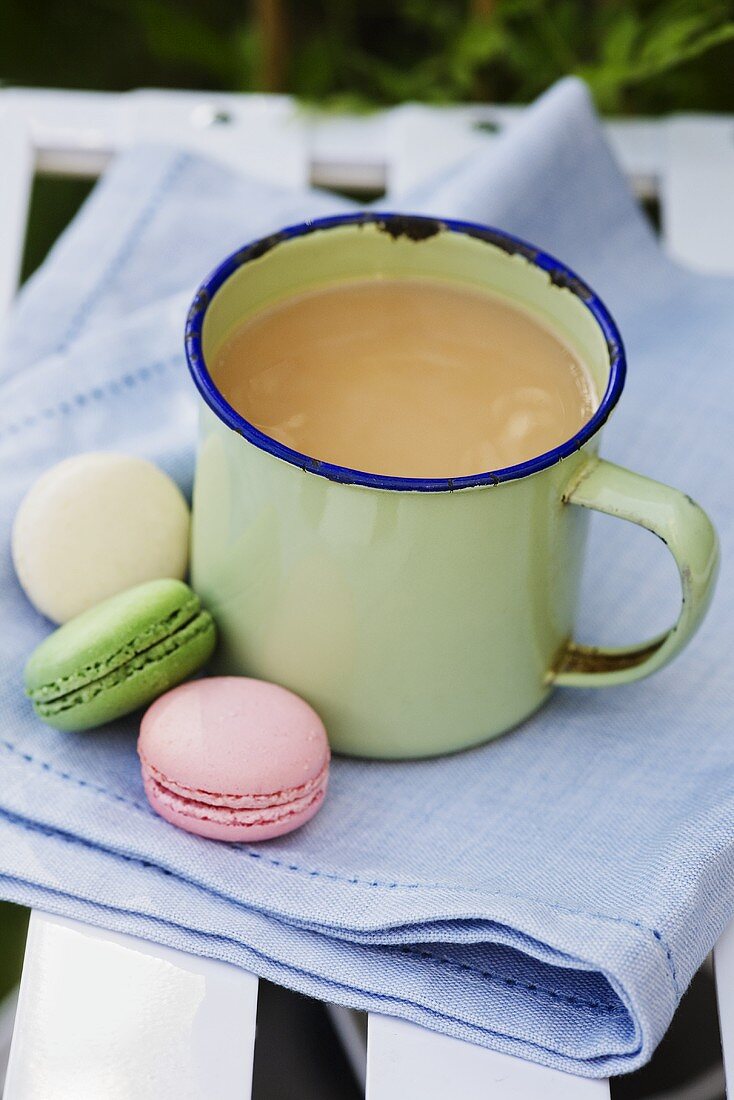 Earl Grey Tee im Emailhaferl, Macarons