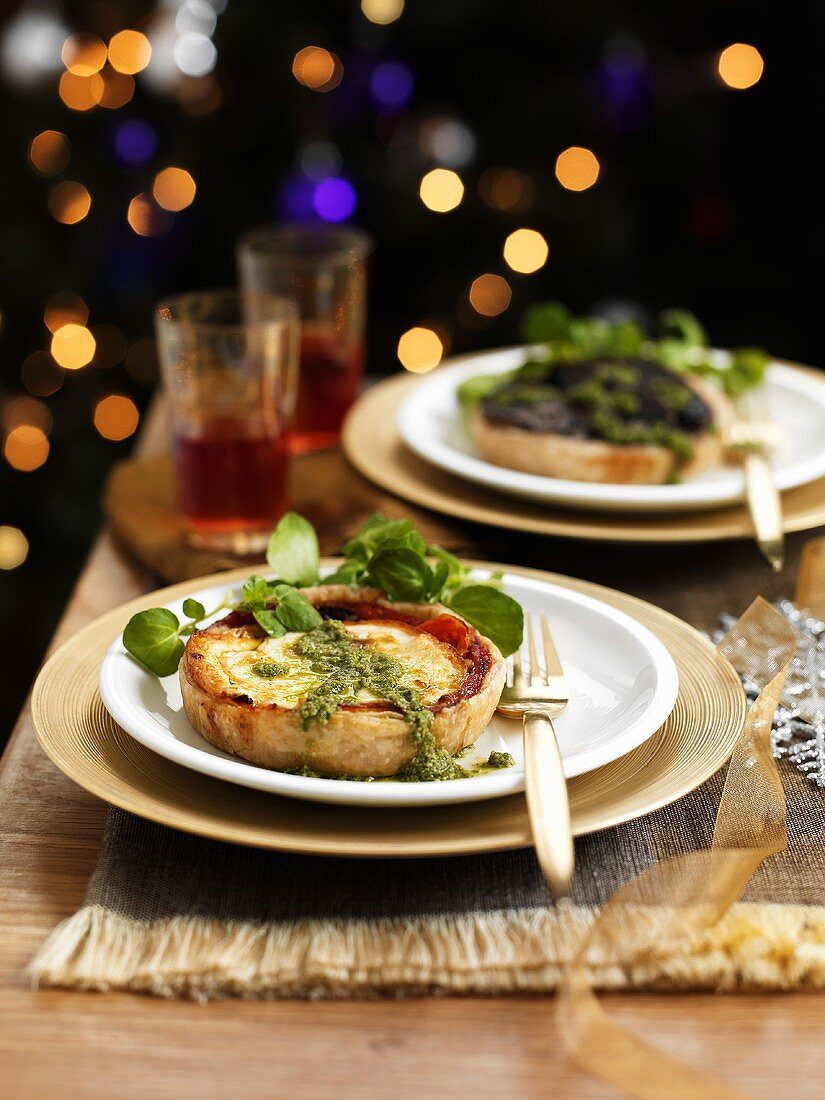 Tortelett mit Ziegenkäse und Pesto zu Weihnachten