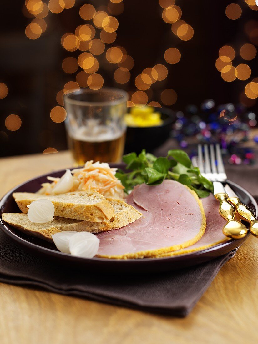 Schinken mit Honigkruste, Brot und Silberzwiebeln zu Weihnachten