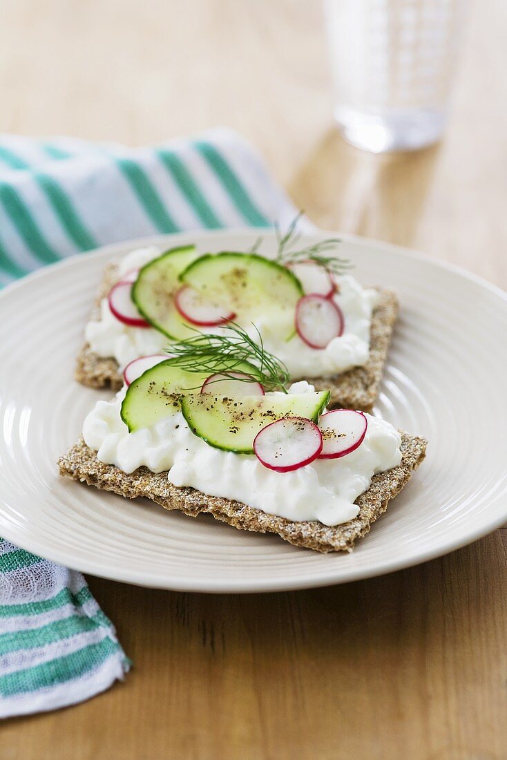 Knäckebrot mit körnigem Frischkäse