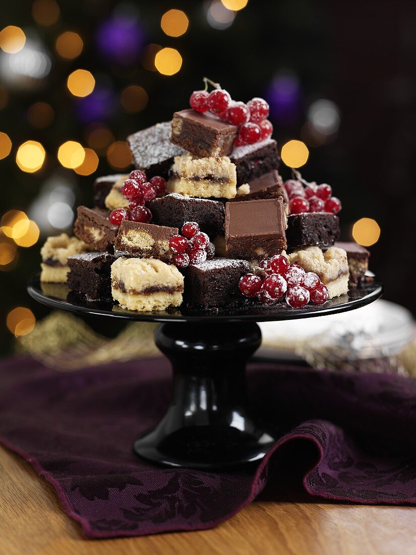 Verschiedene Kuchenwürfel mit Johannisbeeren zu Weihnachten