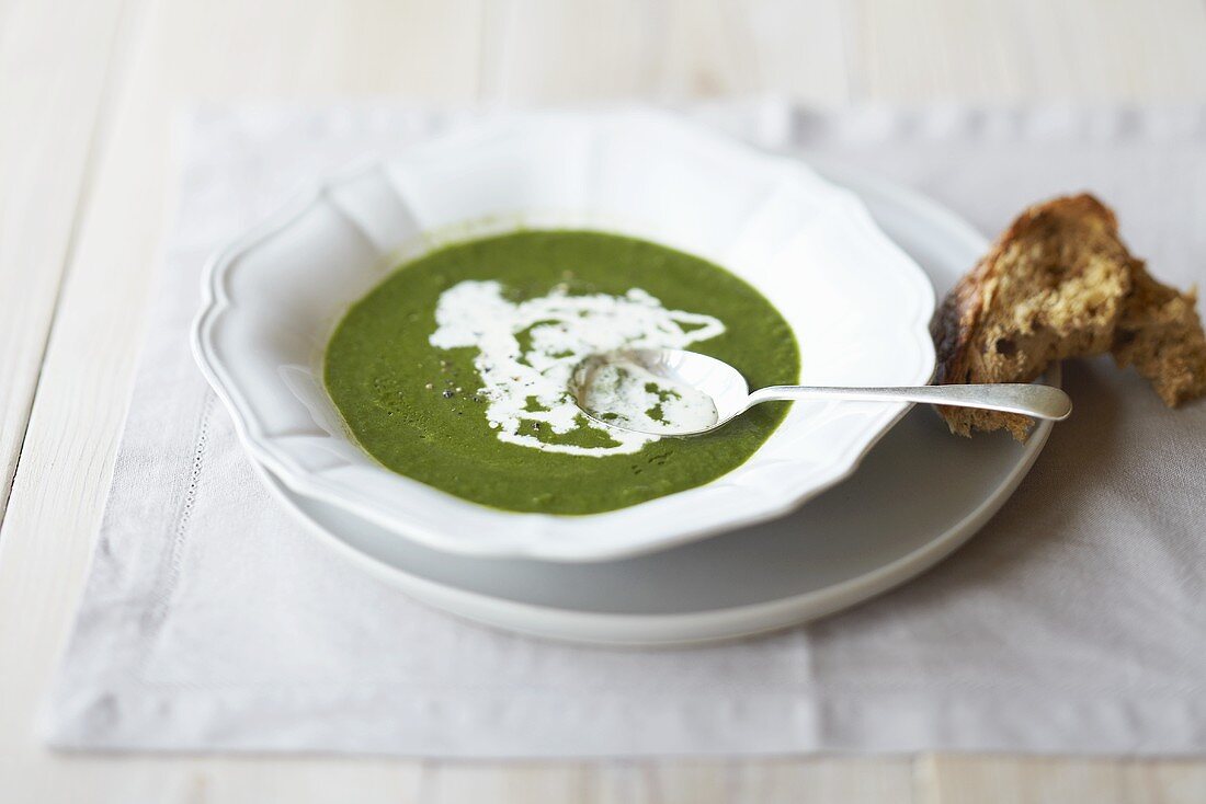 Pea and lettuce soup with sour cream