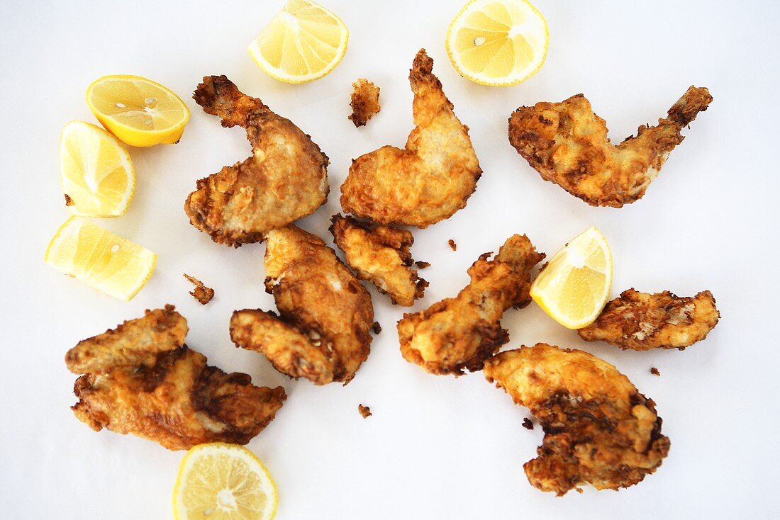 Deep-fried chicken pieces with lemon