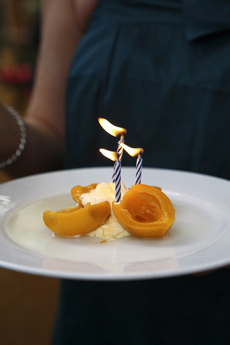 Quarkcreme mit Aprikosen und Geburtstagskerzen