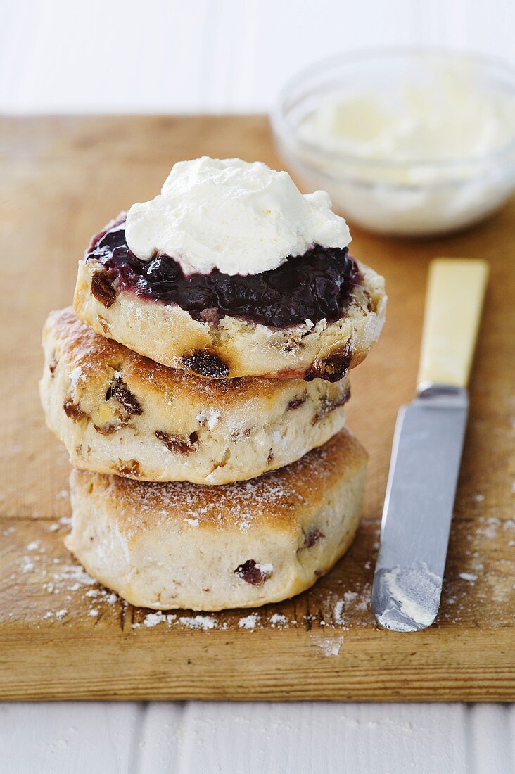 Scones mit Marmelade und Clotted Cream belegt