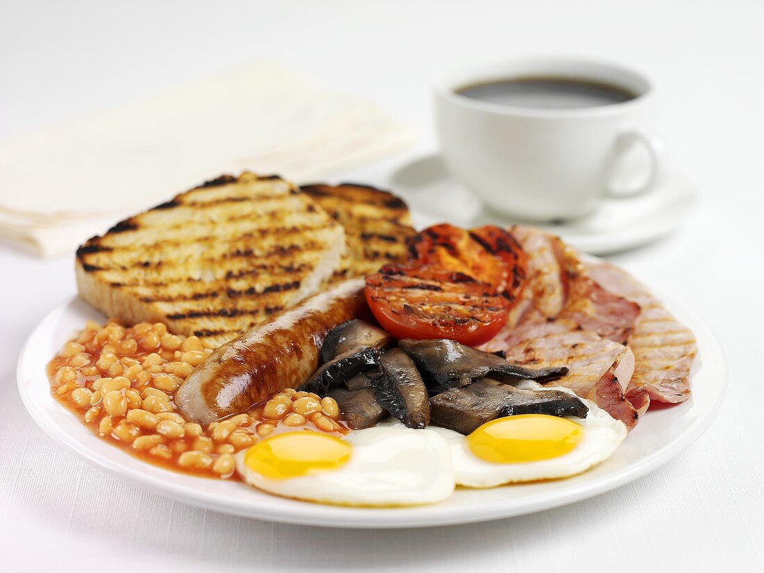 Englisches Frühstück mit Kaffee
