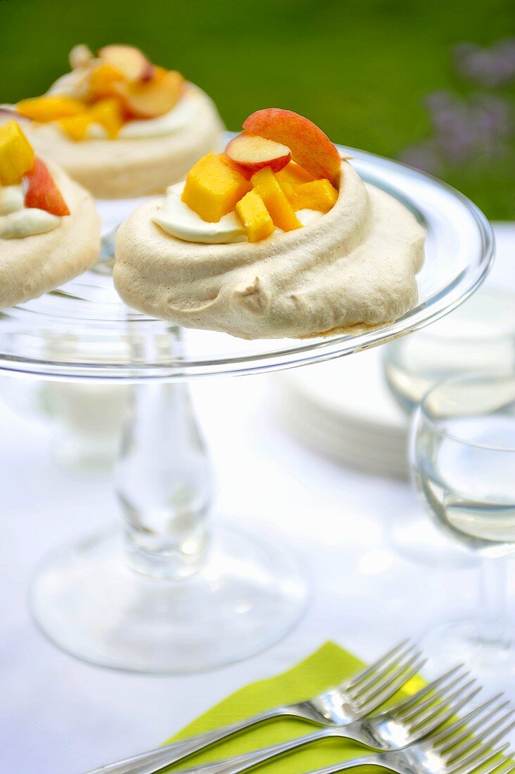 Pavlova mit Mango & Pfirsich