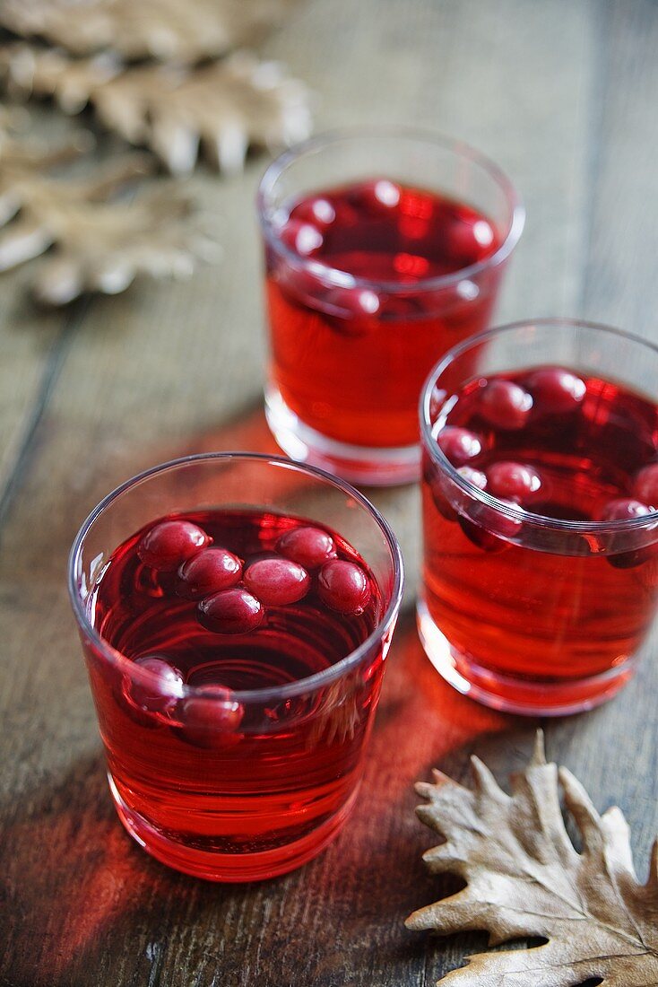 Drei Gläser Cranberry-Apfel-Punsch