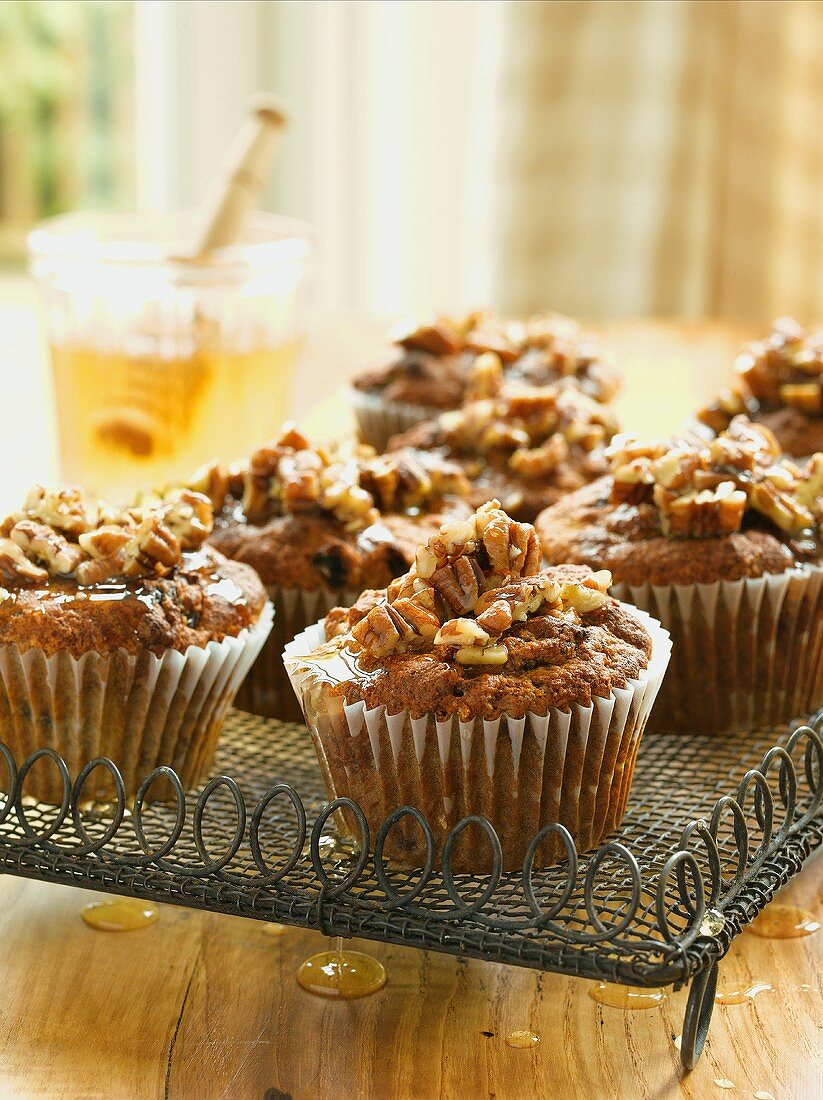 Zimt-Dattel-Muffins mit Nüssen und Honig