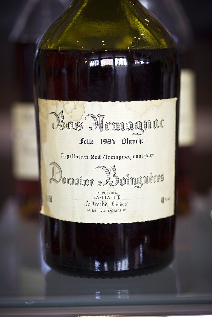 Eine Flasche Armagnac mit Etikett