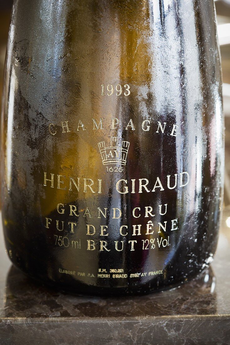 Eine Flasche Giraud Grand Cru Champagner