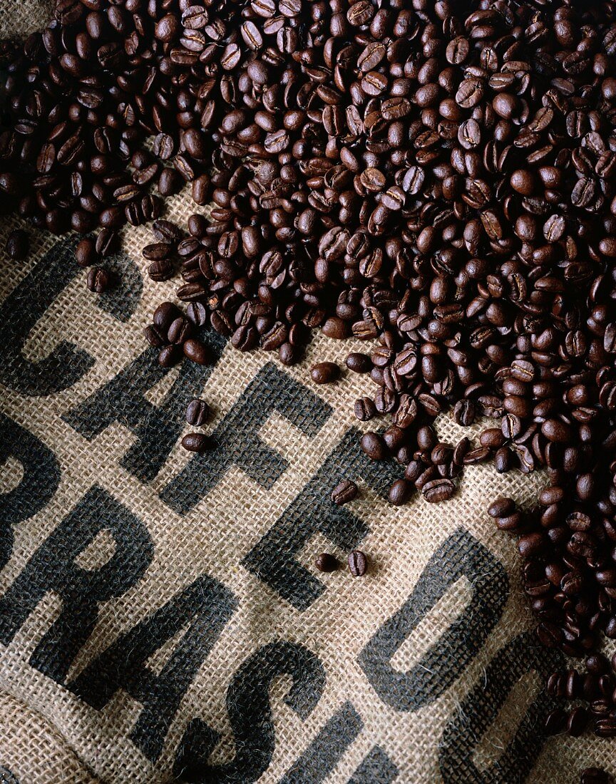 Geröstete Kaffeebohnen aus Brasilien auf Jutesack