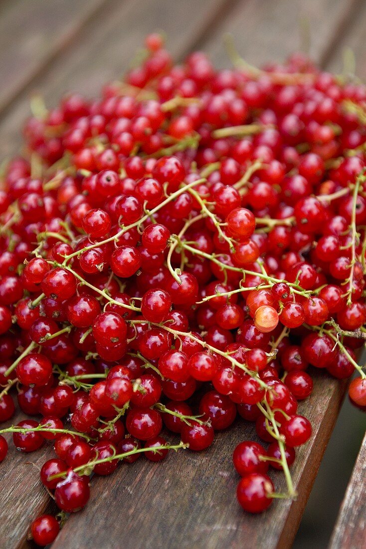 Rote Johannisbeeren auf Holztisch