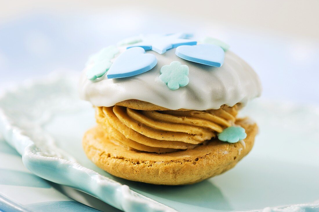 Whoopie Pie mit blauen Herzen, Sternen und Blüten