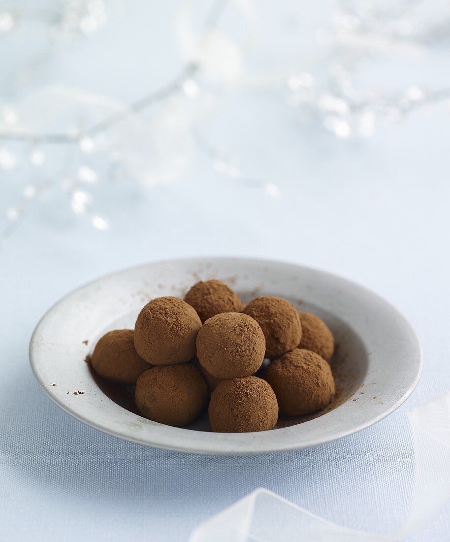 Truffle pralines with cocoa powder (Christmas)