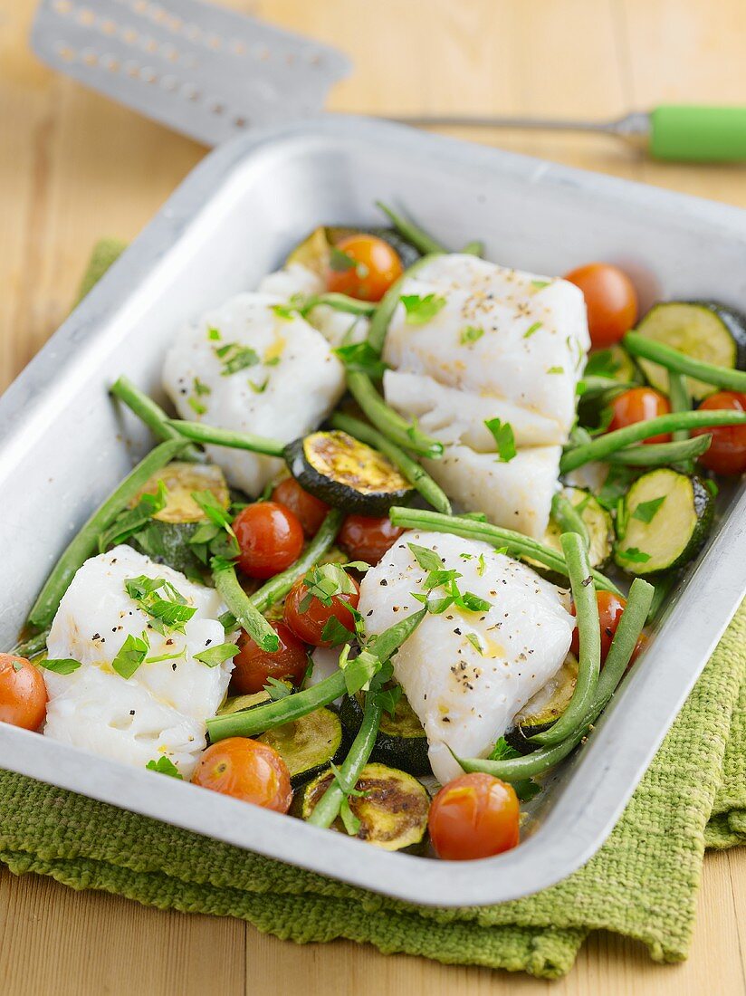 Fish bake with cherry tomatoes, courgettes and green beans