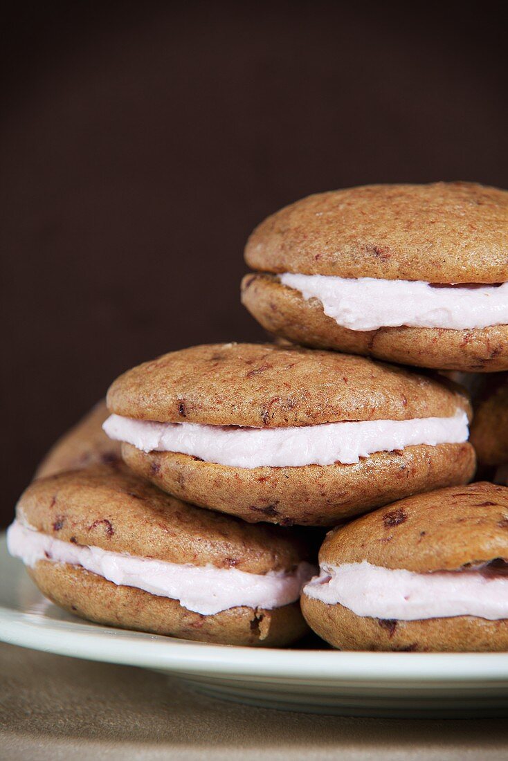 Mehrere Whoopie Pies auf Teller, gestapelt