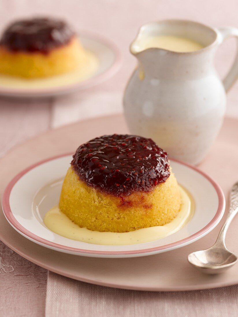 Sponge Pudding (englischer Pudding) mit Marmelade und Vanillesauce