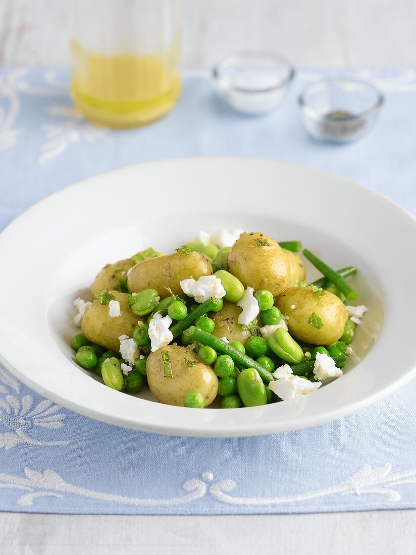 Kartoffelsalat mit Erbsen, Bohnen und Feta